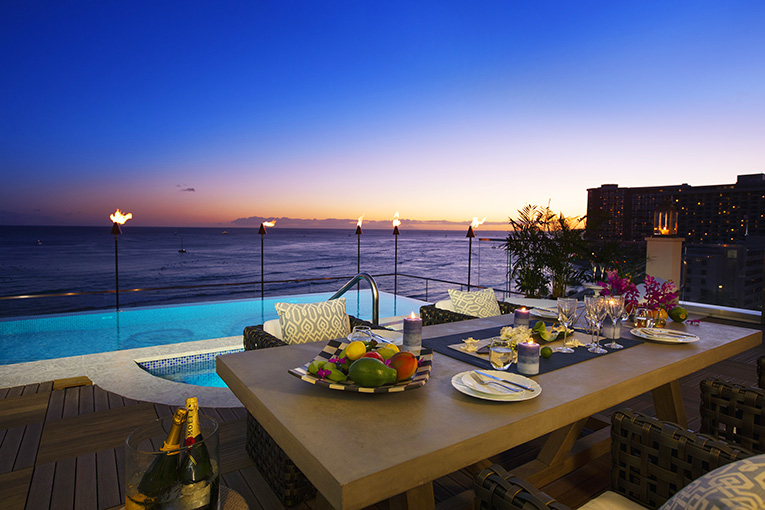 25246_ESPACIO-THE-JEWEL-OF-WAIKIKI-infinity-pool-dinner-setting.jpg